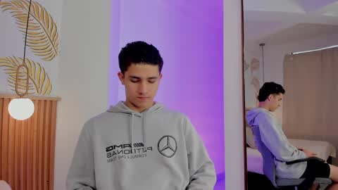 Snapshot of theohawke_ chatting on 20, 12, 2024 THEO- MATEO online show from 20, 12, 2024