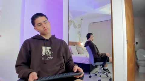 Snapshot of theohawke_ chatting on 24, 12, 2024 THEO- MATEO online show from 24, 12, 2024