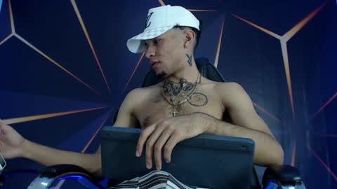 theskinny8inch_ online show from 26, 1, 2025
