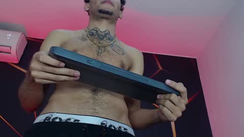 theskinny8inch_ online show from 28, 1, 2025