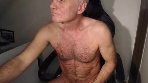 Snapshot of thestrip01 chatting on 19, 12, 2025 NudeDJ online show from 19, 12, 2025