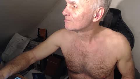 Snapshot of thestrip01 chatting on 11, 1, 2026 NudeDJ online show from 11, 1, 2026