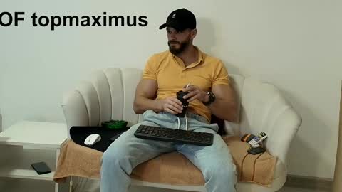 Snapshot of thetop200 chatting on 18, 11, 2025 TheTop online show from 18, 11, 2025