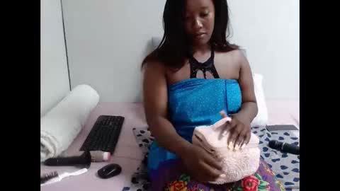 thickassebonyza online show from 20, 4, 2026