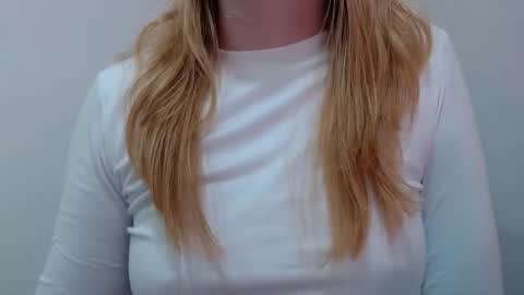 Snapshot of thin33 chatting on 17, 10, 2025 sara online show from 17, 10, 2025