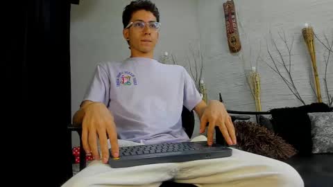 ThomasJones   online show from 24, 2, 2025