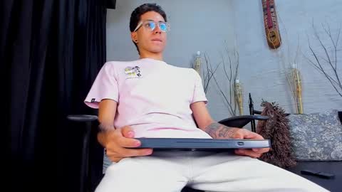 ThomasJones   online show from 26, 2, 2025
