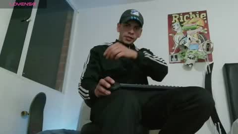 Snapshot of thomasjons chatting on 13, 6, 2026 thomasjons online show from 13, 6, 2026