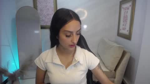 Snapshot of tifany_v chatting on 10, 9, 2025 Hi Stream 800 to 1400 online show from 10, 9, 2025
