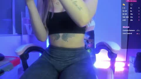 Snapshot of tiffany_bela chatting on 5, 2, 2025 Tiffany Bela online show from 5, 2, 2025