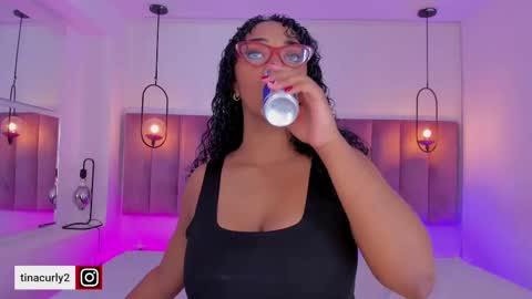 Snapshot of tinacurly chatting on 28, 9, 2025 Tina online show from 28, 9, 2025