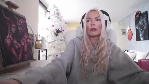 stage Kylie Sinner  brand CLITBAIT online show from 14, 12, 2025