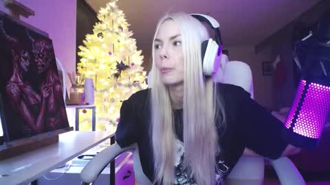 stage Kylie Sinner  brand CLITBAIT online show from 19, 12, 2025