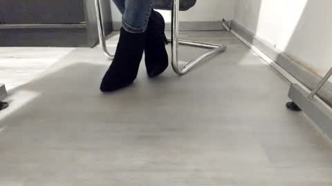 Snapshot of tired33 chatting on 12, 10, 2025 Anna online show from 12, 10, 2025