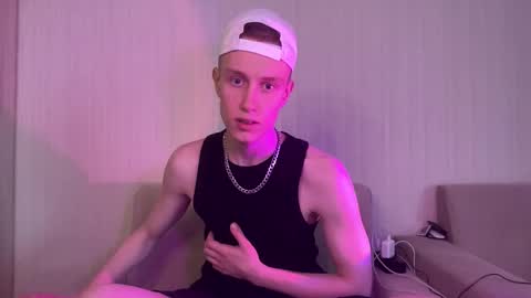 Snapshot of travis_gracile chatting on 19, 4, 2026 Travis online show from 19, 4, 2026