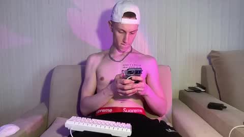 Snapshot of travis_gracile chatting on 20, 4, 2026 Travis online show from 20, 4, 2026