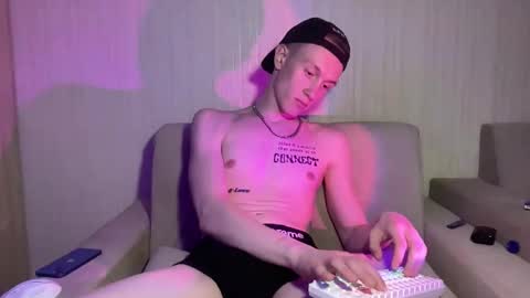 Snapshot of travis_gracile chatting on 23, 4, 2026 Travis online show from 23, 4, 2026