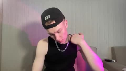Snapshot of travis_gracile chatting on 24, 4, 2026 Travis online show from 24, 4, 2026