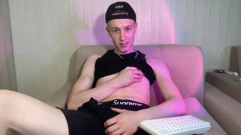 Snapshot of travis_gracile chatting on 25, 4, 2026 Travis online show from 25, 4, 2026
