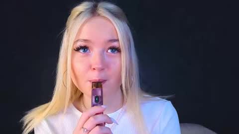 Snapshot of twinklefluff chatting on 9, 3, 2025 twinklefluff online show from 9, 3, 2025