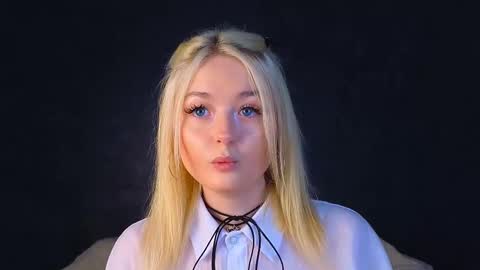 Snapshot of twinklefluff chatting on 10, 3, 2025 twinklefluff online show from 10, 3, 2025