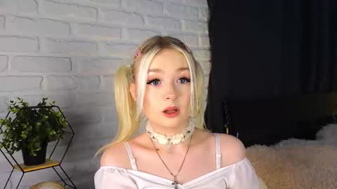 Snapshot of twinklefluff chatting on 1, 10, 2025 twinklefluff online show from 1, 10, 2025