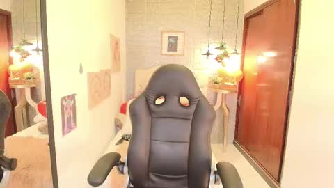 Snapshot of tylla_ chatting on 28, 2, 2025 online show from 28, 2, 2025