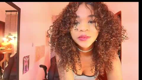 Snapshot of tylla_ chatting on 4, 3, 2025 online show from 4, 3, 2025