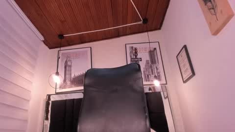 Snapshot of tylla_ chatting on 1, 10, 2025 online show from 1, 10, 2025