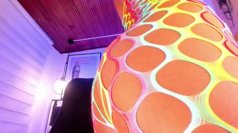 Snapshot of tylla_ chatting on 3, 10, 2025 online show from 3, 10, 2025