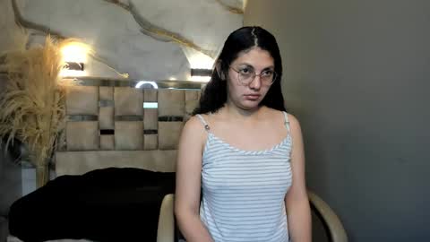 Snapshot of vainilla_cam chatting on 3, 3, 2026 Vainilla online show from 3, 3, 2026
