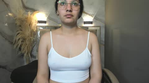 Snapshot of vainilla_cam chatting on 7, 3, 2026 Vainilla online show from 7, 3, 2026