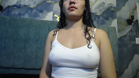 Snapshot of vainilla_cam chatting on 8, 4, 2026 Vainilla online show from 8, 4, 2026