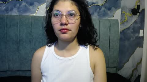 Snapshot of vainilla_cam chatting on 8, 4, 2026 Vainilla online show from 8, 4, 2026
