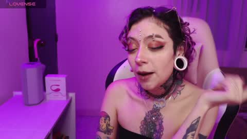 Vainilla Independent model online show from 8, 1, 2025