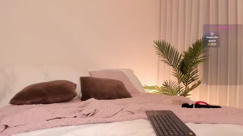 Snapshot of valentina_m17 chatting on 28, 11, 2025 VALENTINA online show from 28, 11, 2025