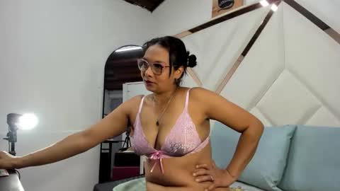 valeria_gil_ online show from 7, 4, 2026
