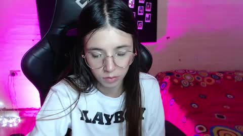 Snapshot of valeria_mendozza chatting on 12, 3, 2025   online show from 12, 3, 2025