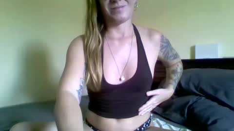 Snapshot of valerieohh chatting on 5, 1, 2025 OhhValerie online show from 5, 1, 2025