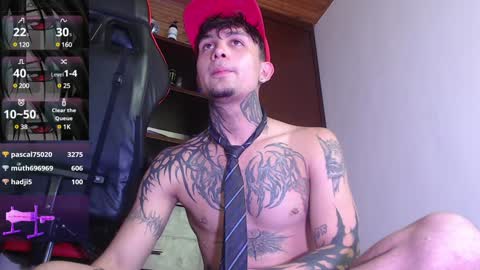 Snapshot of vampiredavyd chatting on 23, 12, 2024 david guzman i model independenthelp me with a thumbs up online show from 23, 12, 2024
