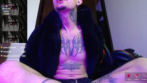Snapshot of vampiredavyd chatting on 24, 12, 2024 david guzman i model independenthelp me with a thumbs up online show from 24, 12, 2024