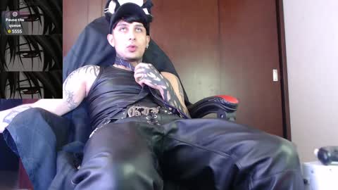Snapshot of vampiredavyd chatting on 29, 12, 2024 david guzman i model independenthelp me with a thumbs up online show from 29, 12, 2024