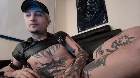 Snapshot of vampiredavyd chatting on 17, 2, 2025 david guzman i model independenthelp me with a thumbs up online show from 17, 2, 2025