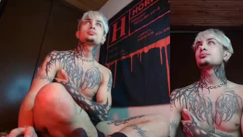 Snapshot of vampiredavyd chatting on 26, 2, 2025 david guzman i model independenthelp me with a thumbs up online show from 26, 2, 2025
