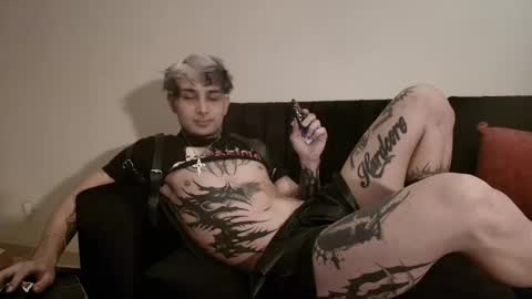 Snapshot of vampiredavyd chatting on 5, 3, 2025 david guzman i model independenthelp me with a thumbs up online show from 5, 3, 2025