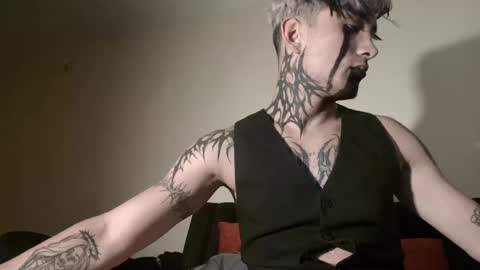 Snapshot of vampiredavyd chatting on 7, 3, 2025 david guzman i model independenthelp me with a thumbs up online show from 7, 3, 2025