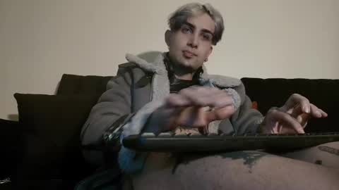 Snapshot of vampiredavyd chatting on 8, 3, 2025 david guzman i model independenthelp me with a thumbs up online show from 8, 3, 2025