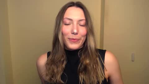 Snapshot of vanessakim_ chatting on 5, 3, 2025 Vanessa online show from 5, 3, 2025