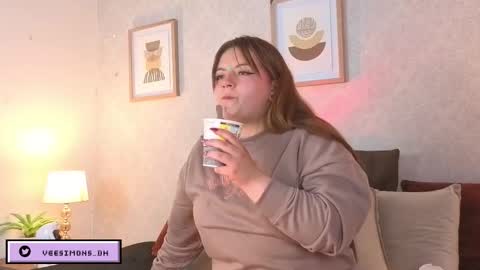 Vee Simons online show from 3, 2, 2026