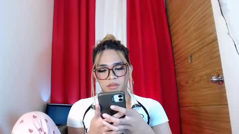 velvet_delux69 online show from 5, 11, 2025